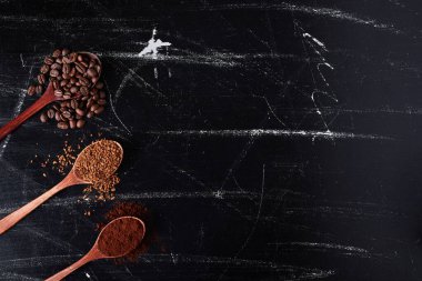 Kahve çekirdekleri ve tahta kaşıklar. Yüksek kalite fotoğraf