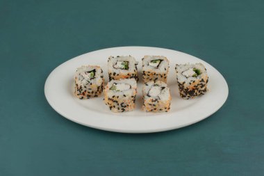 Alaska suşisi beyaz tabakta yuvarlanıyor. Ön manzara. Yüksek kalite fotoğraf