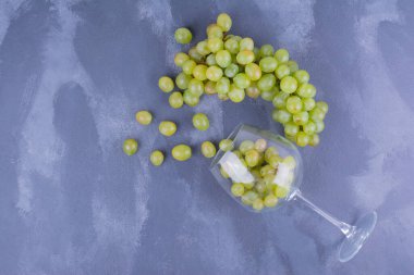 Mavi arka planda bir demet yeşil üzüm. Yüksek kalite fotoğraf