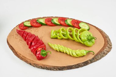 Beyaz arka planda tahta bir tahtada dilimlenmiş sebzeler. Yüksek kalite fotoğraf