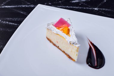 Beyaz tabakta süslemeli cheesecake. Yüksek kalite fotoğraf