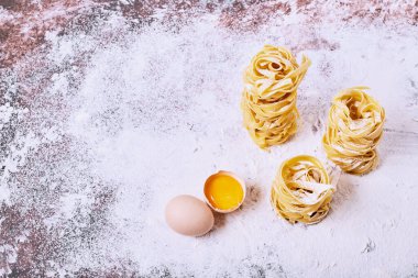 Tahta masadaki yumurtalı Tagliatelle. Yüksek kalite fotoğraf