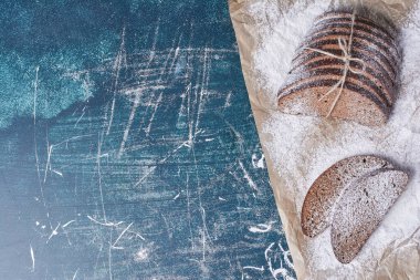 Mavi arka planda siyah ekmek dilimi. Yüksek kalite fotoğraf