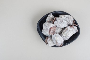 Siyah kasede kurutulmuş hurma meyvesi. Yüksek kalite fotoğraf