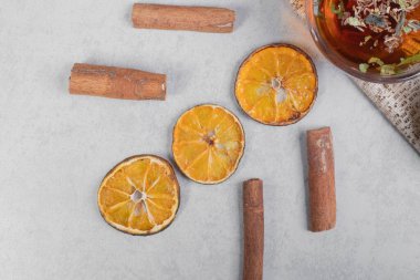 Mandalina dilimleri ve mermer masada bir fincan siyah çay. Yüksek kalite fotoğraf