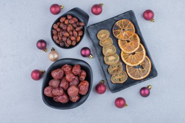 Mermer yüzeyde çeşitli kurutulmuş meyveler ve Noel topları. Yüksek kalite fotoğraf