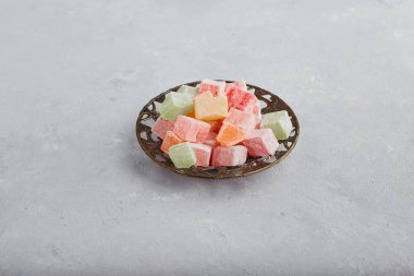 Metalik bir tabakta servis edilen jöleli şekerler. Yüksek kalite fotoğraf