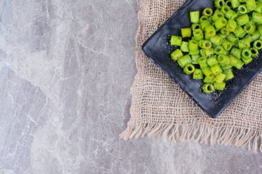 Siyah seramik tabakta yeşil makarna. Yüksek kalite fotoğraf