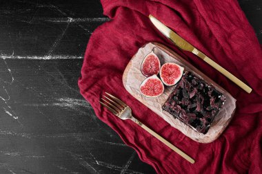 Tahta bir tahtanın üzerinde incirli bir dilim çikolatalı kek. Yüksek kalite fotoğraf