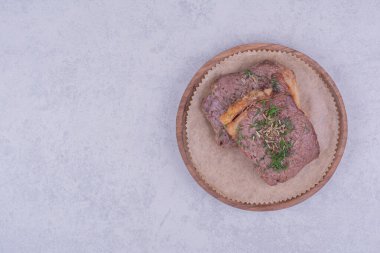 Tahta bir tabakta iki dilim biftek ve baharat. Yüksek kalite fotoğraf