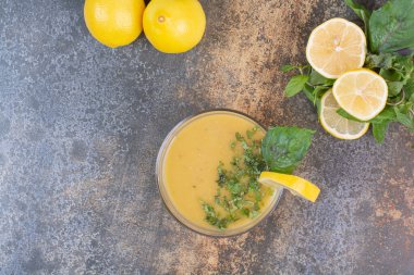 Limon dilimleri ve mermer arka planda nane şekeri ile nefis bir içecek. Yüksek kalite fotoğraf