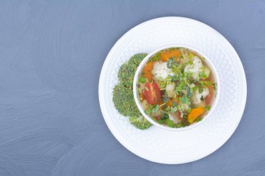 Yeşil otlu ve sebzeli brokoli çorbası. Yüksek kalite fotoğraf