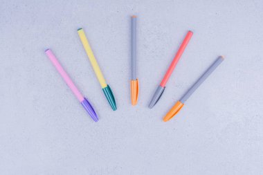 Renkli mandala boyama kalemleri gri arka planda izole edilmiş. Yüksek kalite fotoğraf