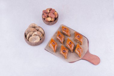 Kuru incirli beyaz pakhlava ve ahşap bardaklarda hurmalar. Yüksek kalite fotoğraf