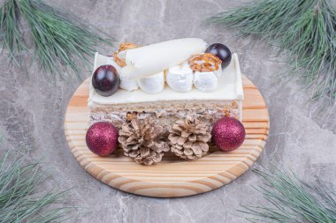 Noel konseptinde tahta tahtaya bir dilim hindistan cevizli kek. Yüksek kalite fotoğraf