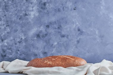 Beyaz bir masa örtüsü üzerinde el yapımı baget ekmek. Yüksek kalite fotoğraf