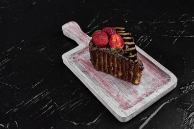 Tahta üzerinde bir dilim çikolatalı pasta. Yüksek kalite fotoğraf