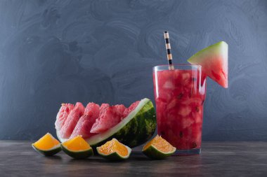 Karpuz dilimli karpuz suyu. Yüksek kalite fotoğraf