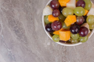 Mermer yüzeyde bir kase karışık meyve. Yüksek kalite fotoğraf