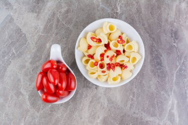 Mermerde kırmızı kiraz domatesli haşlanmış makarna. Yüksek kalite fotoğraf
