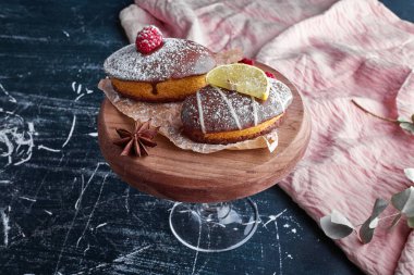 Ahududu ve limonlu çikolatalı kek. Yüksek kalite fotoğraf