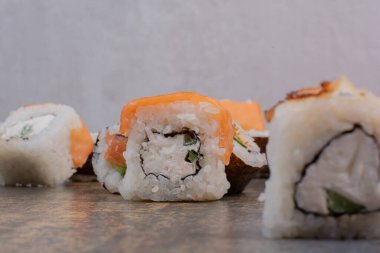 Mermer arka planda lezzetli suşi seti