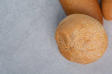 Mavi arka planda iki çeşit ekmek. Yüksek kalite fotoğraf