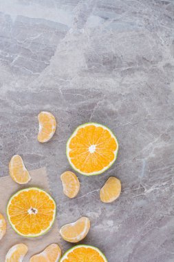 Taş zemine saçılmış turunç meyveleri. Yüksek kalite fotoğraf