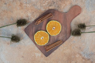 Tahtada portakal dilimleri ve tarçın çubukları. Yüksek kalite fotoğraf