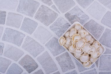 Khinkali hamuru ve beyaz bir kasede doğranmış bitkiler. Yüksek kalite fotoğraf