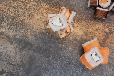 Mermer arka planda lezzetli farklı suşi seti.