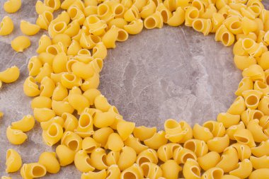 Ev yapımı pastalar gri mermer arka planda izole edilmiş. Yüksek kalite fotoğraf