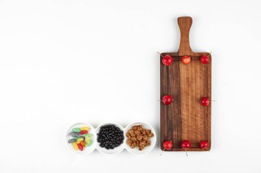 Beyaz arka planda tahta bir tahtada meyveler. Yüksek kalite fotoğraf