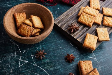 Kurabiyeler ahşap bardakta ve tahtada. Yüksek kalite fotoğraf