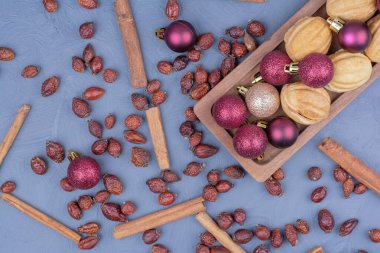 Kalçalı ve tarçınlı geleneksel cevizli kurabiyeler ve yanında noel topları. Yüksek kalite fotoğraf