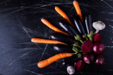 Siyah arka planda sebze bileşimi. Yüksek kalite fotoğraf