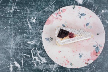 Renkli tabakta kremalı pasta dilimi. Yüksek kalite fotoğraf