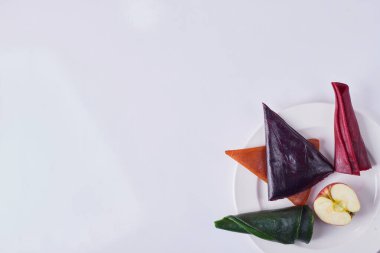 Beyaz tepside elmalı Kafkas meyveli lavaş. Yüksek kalite fotoğraf