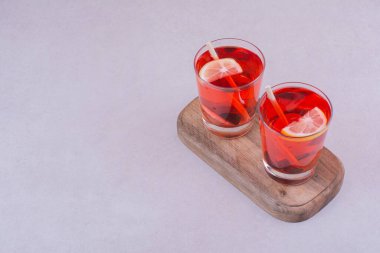 İki bardak limon dilimli pırıltı. Yüksek kalite fotoğraf