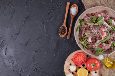 Çiğ et salatası, tavada taze nane ve bir tabak taze sebze. Yüksek kalite fotoğraf