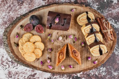 Tahta üzerinde kurabiye çeşitleri var. Yüksek kalite fotoğraf