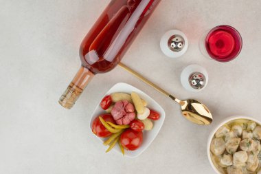 Bir şişe limonata ve bir tabak hamur köftesi. Yüksek kalite fotoğraf