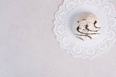 Beyaz arka planda tatlı pasta 