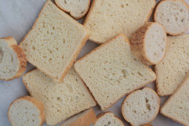 Mermer zemin üzerinde taze beyaz ekmek dilimleri. Yüksek kalite fotoğraf