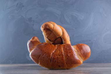 Mermer arka planda iki tatlı kruvasan. Yüksek kalite fotoğraf