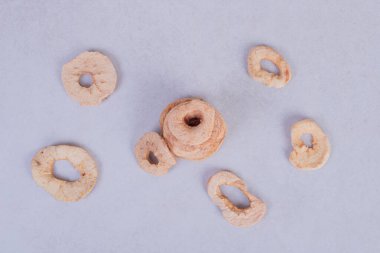 Beyaz yüzeyde kurumuş ananas halkaları. Yüksek kalite fotoğraf