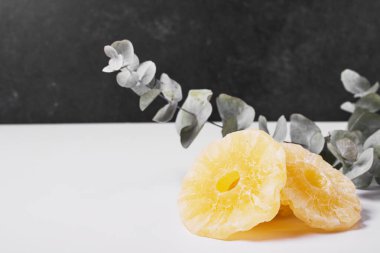 Beyaz arka planda kurumuş ananas dilimleri. Yüksek kalite fotoğraf