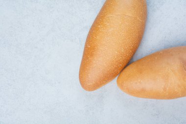 Mavi arka planda taze ekmek. Yüksek kalite fotoğraf