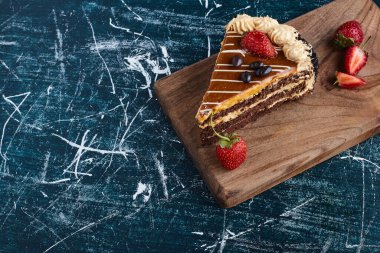 Çikolatalı ganache kek dilimi, en iyi manzara. Yüksek kalite fotoğraf