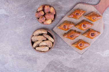 Kuru elma dilimleri ve hurmalarla beyaz pakhlava. Yüksek kalite fotoğraf